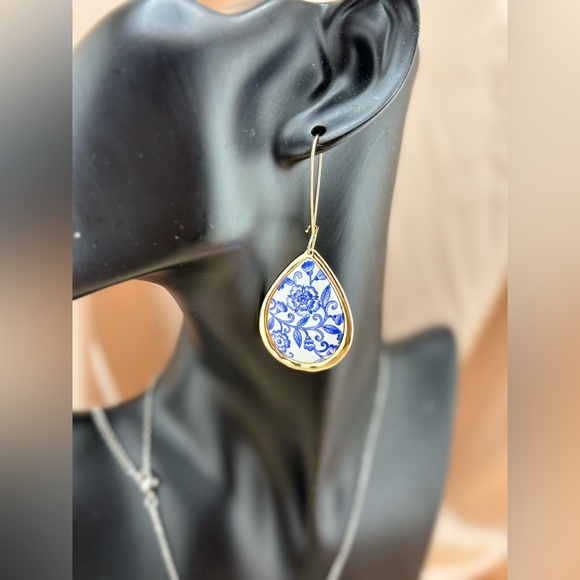 - Elegant Blue and White Porcelain TearDrop Earrings - Picture 5 of 7